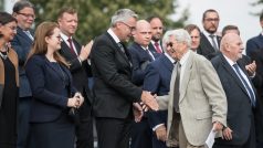 Ministr obrany Lubomír Metnar si třese rukou s pamětníkem Hanušem Hronem