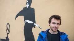 Student architektury Jakub Marek před malbou připomínající útok na Reinharda Heydricha, kterou navrhl