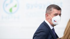 Premiér Andrej Babiš (ANO)  v Národním očkovacím centru O2 universu převzal od maďarského ministra zahraničí Pétera Szijjártóa zhruba 41 tisíc dávek vakcíny Pfizer/BioNTech.