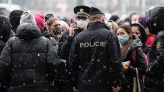Policie pomáhá ukrajinským uprchlíkům před Kongresovým centrem.