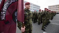 43. výsadkový pluk je součástí Pozemních sil Armády České republiky z Chrudimi odjíždí na misi na Slovensko.