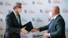 Ministr průmyslu a obchodu, Karel Havlíček a ředitel ČEZ, Daniel Beneš podepsali memorandum přípravy továrny na bateriové články do elektromobilů.