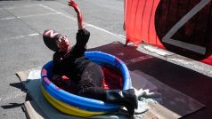 Aktivistka Julie Levková se při happeningu koupala v imitaci ukrajinské krve v dětském bazénku