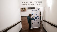 Výstava výstava ke 100 letům českého rozhlasu nese název Sto let je jen začátek