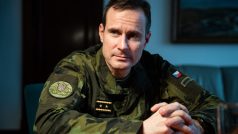 Náčelník Generálního štábu Karel Řehka je jedním ze 40 lidí, kteří nosí nově střiženou uniformu.