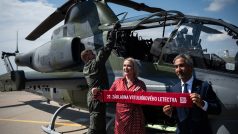 Jana Černochová a americký velvyslanec Bijan Sabet na vrtulníkové základně před bitevníkem Viper