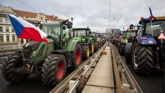 Protestující část zemědělců zaplnila svou těžkou technikou magistrálu