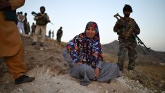 Salima Mazáriová doprovázená svými spolubojovníky sedí poblíž frontové linie, která je dělí od Tálibánu (červenec 2021)