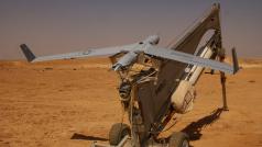 Americký dron ScanEagle na rampě. Tyto stroje používá česká armáda v Afghánistánu a do budoucna by si je chtěla také pořídit.