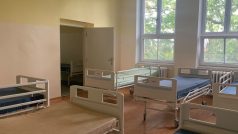Na jednom z pokojů v opavské psychiatrické nemocnici je osm pacientů. Dle ředitele Zdeňka Jiříčka nemocnice dlouhodobě usiluje o snížení počtu pacientů v rámci jednotlivých pavilonů.