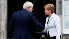 Britský premiér Boris Johnson se skotskou první ministryní Nicolou Sturgeonovou