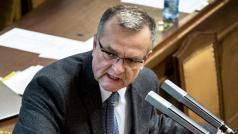 Podle šéfa poslanců TOP 09 Miroslava Kalouska se vláda novelou zákona o veřejných zakázkách snaží krýt zlodějiny