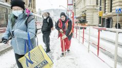 Odklízení sněhu na tramvajové zastávce Národní divadlo