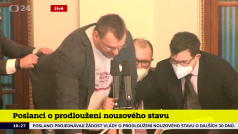 Poslanec Lubomír Volný (nez.) vyprovokoval ve sněmovně během interpelací krátkou roztržku