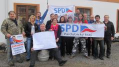 Organizace SPD v Pardubickém kraji. Jindřiška Líbalová Trpkošová (uprostřed) z hnutí odešla loni před krajskými volbami