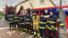 Část českého hasičského týmu, který zasahuje při povodních na severu Francie