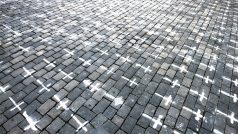 Na 25 tisíc křížů na Staroměstském náměstí, symbolizující jednotlivá úmrtí na onemocnění covid-19.