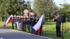 Čestná stráž, věnce a proslovy při odhalení památníku padlým československým letcům
