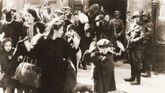 Němečtí vojáci deportují židy do koncentračního tábora