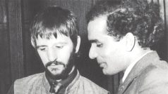 Suresh Joshi (vpravo) s Ringo Starrem (uprostřed) a inženýrem Johnem Brahnem v roce 1968 v Liverpoolu.