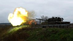 Ukrajinští vojáci střílejí z tanku, který v březnu zabavili ruské armádě