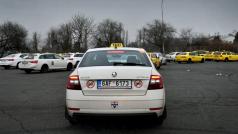 Taxikáři na svá auta nalepili také nálepky &quot;Anti Uber Czech&quot;.