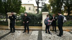 Pietní vzpomínka k ročnímu výročí teroristického útoku na bratislavský gaybar Tepláreň, před slovenskou ambasádou v Praze