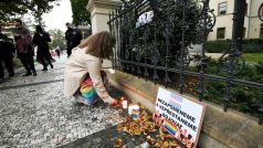 Lidé v Praze před slovenskou ambasádou uctívají Matúše a Juraje, které před rokem zavraždil v Bratislavě extremista