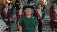 Imelda Staunton jako britská královna Alžběta II. v seriálu Koruna