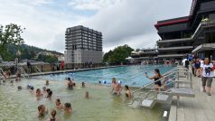 Bazén karlovarského hotelu Thermal se znovu otevřel veřejnosti