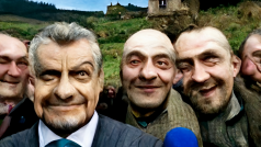 Takto si představuje kandidáty v komunálních volbách umělá inteligence Midjourney. Překlad zadání, které vedlo k vygenerování obrázku: „kandidáti z českých komunálních voleb si na vesnici pořizují selfie“.