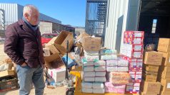 Ihsan, jinak majitel obří textilky a sítě prodejen po celém Turecku, nyní pomáhá s koordinací pomoci