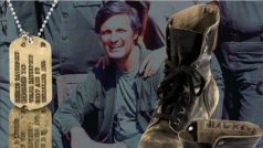 Hvězda amerického seriálu MASH herec Alan Alda si nechal na památku z natáčení vojenské boty a identifikační známky