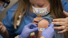 Desetiletá Američanka dostala svou první dávku vakcíny proti koronaviru (listopad 2021)
