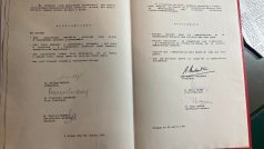 Ustavující dokumenty francouzsko-české asociace Masaryk, kterou založili Otakar Motejl a Robert Badinter