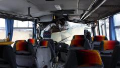 Autobus na Zlínsku narazil do domu, devět lidí utrpělo zranění.