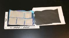 Policisté našli drogy ukryté ve speciálně upravených obálkách.