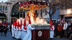 Tradiční velikonoční oděv při procesích o španělském velikonočním Svatém týdnu - Semana Santa