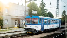 Přednosta stanice a projíždějící vlak Českých drah