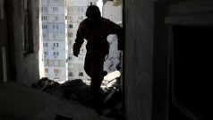Voják v ostřelované budově v ukrajinském Charkově