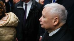 Svůj hlas vhodil po třetí hodině odpoledne do volební urny i předseda vládnoucí konzervativní strany Právo a spravedlnost Jaroslaw Kaczyński. Už v poledne odvolil i lídr opoziční Občanské koalice Donald Tusk