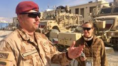 Lucie Výborná s českým vojákem v Afghánistánu.