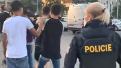Policie v Praze zadržela 29 migrantů, kteří před ní prchali v dodávce