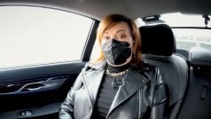 Ministryně financí Alena Schillerová (za ANO) ve videu při jízdě v autě neměla zapnutý bezpečností pás