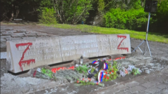 Pomník sovětských vojáků v Děčíně, na který někdo napsal dvě písmena Z