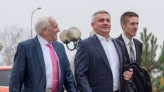 Podporovatelé Miloše Zemana v čele s hradním kancléřem Vratislavem Mynářem přijíždí do volebního štábu.