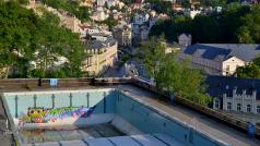 Bazén leží vedle hotelu Thermal na vyvýšeném místě, ze kterého je dobrý výhled na lázeňské centrum Karlových Varů
