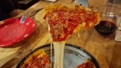 základem pizzy je tavicí sýr, teprve na něj se dává dobře ochucená rajčatová náplň