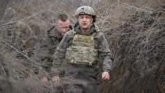 Ukrajinský prezident Volodymyr Zelenskyj v dubnu 2021 vyrazil na frontu nedaleko Mariupolu