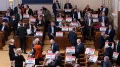 Poslanci opozice postavili na stojánky nápisy a po začátku mimořádné schůze odešli z jednacího sálu Sněmovny
